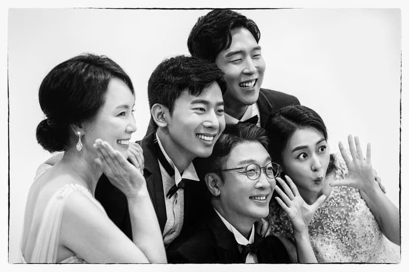 핑크 컨셉 가족 사진 - 자연스러운 포즈의 가족 촬영